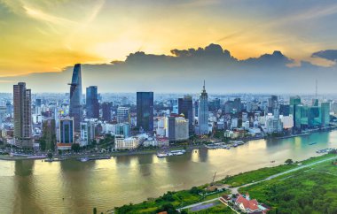 Ho Chi Minh şehri, Vietnam - 7 Ağustos 2023: Ho Chi Minh şehrinin geliştirilmiş binaları, ulaşımı, enerji altyapısı olan insansız hava aracı görüntüsü. Vietnam 'daki finans ve iş merkezleri.