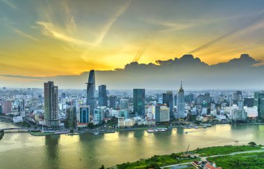 Ho Chi Minh şehri, Vietnam - 7 Ağustos 2023: Ho Chi Minh şehrinin geliştirilmiş binaları, ulaşımı, enerji altyapısı olan insansız hava aracı görüntüsü. Vietnam 'daki finans ve iş merkezleri.