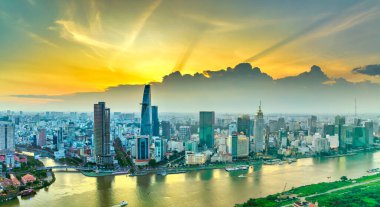 Ho Chi Minh şehri, Vietnam - 7 Ağustos 2023: Ho Chi Minh şehrinin geliştirilmiş binaları, ulaşımı, enerji altyapısı olan insansız hava aracı görüntüsü. Vietnam 'daki finans ve iş merkezleri.