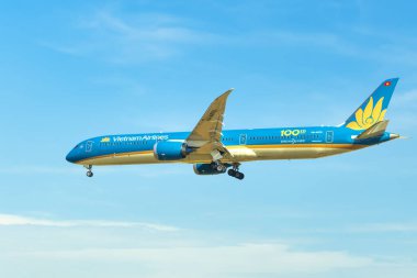 Ho Chi Minh City, Vietnam - 26 Şubat 2022: VN-A873 Boeing 787 numaralı yolcu uçağı Tan Son Nhat Uluslararası Havaalanına indi, Ho Chi Minh City, Vietnam