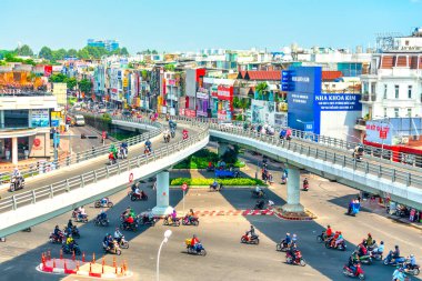 Ho Chi Minh City, Vietnam - 3 Mart 2022: Go Vap Bölgesi 'ndeki altı yönlü kavşaklarda şehir trafiği. Kavşakta ve beton köprüde yoğun trafik var..