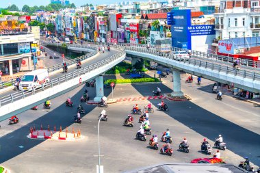 Ho Chi Minh City, Vietnam - 3 Mart 2022: Go Vap Bölgesi 'ndeki altı yönlü kavşaklarda şehir trafiği. Kavşakta ve beton köprüde yoğun trafik var..