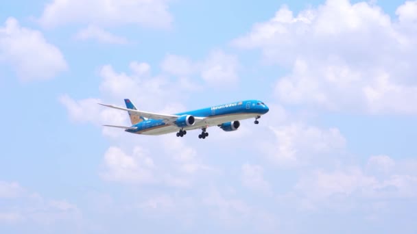 ベトナムのホーチミン市 8月5日 2023 ベトナムのタンソンニャット国際空港 ホーチミン市に着陸するベトナムのボーイングボーイングB787の旅客機ベトナム — ストック動画