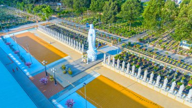 Ba Ria Vung Tau, Vietnam 'daki Dai Tong Lam Pagoda' nın hava manzarası. Güzel bir Budist tapınağı. Çin, Hindistan ve Vietnam 'ın karışık mimarisi.