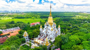 Ho Chi Minh City, Vietnam 'daki Buu Long Pagoda' nın hava manzarası. Saklanmış güzel bir Budist tapınağı. Hindistan, Myanmar, Tayland, Laos ve Viet Nam 'ın karışık mimarisi.