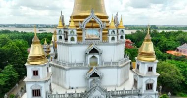 Ho Chi Minh City, Vietnam 'daki Buu Long Pagoda' nın hava manzarası. Saklanmış güzel bir Budist tapınağı. Hindistan, Myanmar, Tayland, Laos ve Viet Nam 'ın karışık mimarisi.