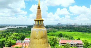 Ho Chi Minh City, Vietnam 'daki Buu Long Pagoda' nın hava manzarası. Saklanmış güzel bir Budist tapınağı. Hindistan, Myanmar, Tayland, Laos ve Viet Nam 'ın karışık mimarisi.