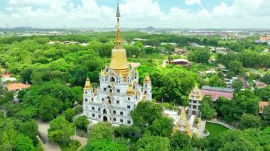 Ho Chi Minh City, Vietnam 'daki Buu Long Pagoda' nın hava manzarası. Saklanmış güzel bir Budist tapınağı. Hindistan, Myanmar, Tayland, Laos ve Viet Nam 'ın karışık mimarisi.