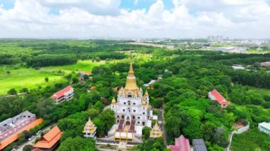 Ho Chi Minh City, Vietnam 'daki Buu Long Pagoda' nın hava manzarası. Saklanmış güzel bir Budist tapınağı. Hindistan, Myanmar, Tayland, Laos ve Viet Nam 'ın karışık mimarisi.