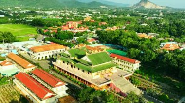 Ba Ria Vung Tau, Vietnam 'daki Dai Tong Lam Pagoda' nın hava manzarası. Güzel bir Budist tapınağı. Çin, Hindistan ve Vietnam 'ın karışık mimarisi.