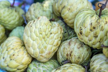 Pazarda satılık kremalı elma, Vietnam meyveleri, tatlı ve besleyici meyveler.