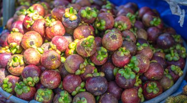 Markette satılık mangosteen meyveleri, Vietnam meyveleri, Lai Thieu bölgesinden özel yemekler, Binh Duong