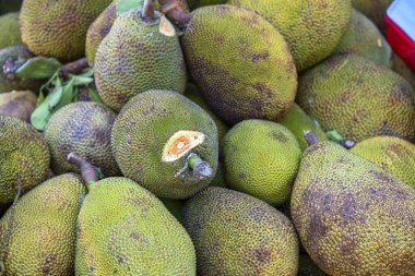 Markette satılık Jackfruit, Vietnam meyveleri, tatlı ve besleyici meyveler