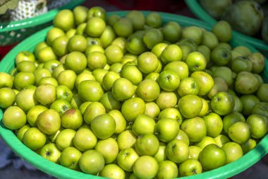 Pazarda satılık elmalar, Vietnam meyveleri, Phan Rang, Ninh Thuan 'dan spesiyaller.