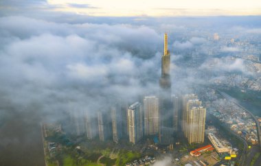 Sisli bir kış gününde Ho Chi Minh şehrinin en yüksek gökdeleninin hava manzarası. Ho Chi Minh Şehri, Vietnam 'da şehir manzarası