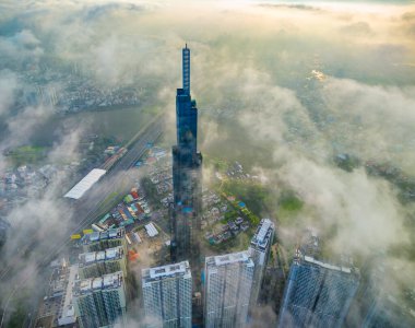 Sisli bir kış gününde Ho Chi Minh 'in gökdelenci şehir siluetinin hava görüntüsü. Ho Chi Minh City, Vietnam 'daki Saigon nehri üzerindeki şehir manzarası