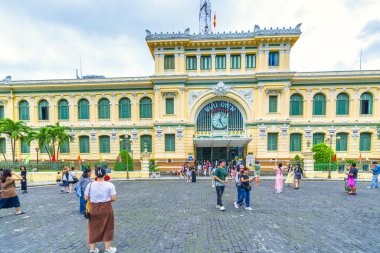 Ho Chi Minh City, Vietnam - 15 Eylül 2023 Saigon Merkez Postanesinin dışındaki mimarlık. 1886 'da Fransızlar tarafından inşa edilmiş ve Ho Chi Minh şehrinde popüler bir turistik merkezdir..