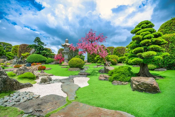 Geleneksel Japon kültürünü taşıyan selvi, çam, su ve antik ağaçlarla tasarlanmış Feng Shui 'deki ekolojik bahçe..