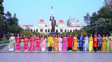 Ho Chi Minh City, Vietnam - 30 Ocak 2022: Şarkıcılar, Ay Yeni Yılı 'nı kutlamak için çiçek sokağındaki bir açık havada şarkı söylüyorlar. Bu Ho Chi Minh City, Vietnam 'da geleneksel bir festivaldir.