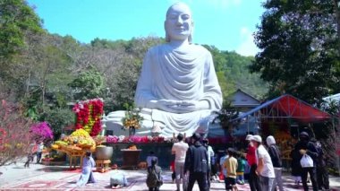 Vung Tau, Vietnam - 25 Şubat 2021: Buda heykeli Phat Quang pagoda moring önünde meditasyon yapıyor. Burası insanların Vung Tau, Vietnam 'da huzur içinde yaşamaları için dua ettikleri bir yer.
