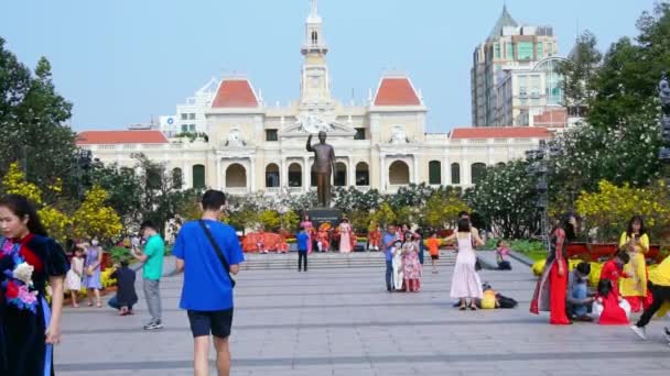 胡志明市 2022年1月30日 歌手们在花街的露天舞台上歌唱 为农历新年服务 这是越南胡志明市一年一度的传统节日 — 图库视频影像