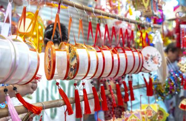 Ho Chi Minh City, Vietnam - 22 Eylül 2023 Çin Mahallesi pazarında renkli bir gelenek feneri. Birçok Çin feneri sonbahar festivalinin ortasında sokak pazarında asılı duruyor..