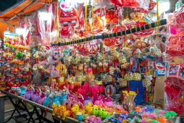 Ho Chi Minh City, Vietnam - 22 Eylül 2023 Çin Mahallesi pazarında renkli bir gelenek feneri. Birçok Çin feneri sonbahar festivalinin ortasında sokak pazarında asılı duruyor..