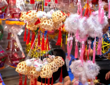 Ho Chi Minh City, Vietnam - 22 Eylül 2023 Çin Mahallesi pazarında renkli bir gelenek feneri. Birçok Çin feneri sonbahar festivalinin ortasında sokak pazarında asılı duruyor..