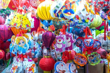 Ho Chi Minh City, Vietnam - 22 Eylül 2023 Çin Mahallesi pazarında renkli bir gelenek feneri. Birçok Çin feneri sonbahar festivalinin ortasında sokak pazarında asılı duruyor..