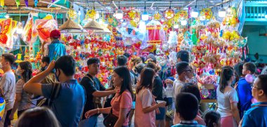 Ho Chi Minh şehri, Vietnam - 20 Ağustos 2022: İnsanlar fener sokaklarına alışverişe geliyor ve sonbahar ortası festivali için Cho Lon, Çin Mahallesi, Vietnam 'da fotoğraf çekiyor