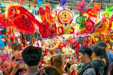 Ho Chi Minh şehri, Vietnam - 20 Ağustos 2022: İnsanlar fener sokaklarına alışverişe geliyor ve sonbahar ortası festivali için Cho Lon, Çin Mahallesi, Vietnam 'da fotoğraf çekiyor