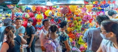 Ho Chi Minh şehri, Vietnam - 20 Ağustos 2022: İnsanlar fener sokaklarına alışverişe geliyor ve sonbahar ortası festivali için Cho Lon, Çin Mahallesi, Vietnam 'da fotoğraf çekiyor