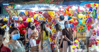 Ho Chi Minh şehri, Vietnam - 20 Ağustos 2022: İnsanlar fener sokaklarına alışverişe geliyor ve sonbahar ortası festivali için Cho Lon, Çin Mahallesi, Vietnam 'da fotoğraf çekiyor