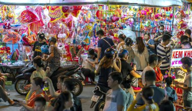 Ho Chi Minh şehri, Vietnam - 20 Ağustos 2022: İnsanlar fener sokaklarına alışverişe geliyor ve sonbahar ortası festivali için Cho Lon, Çin Mahallesi, Vietnam 'da fotoğraf çekiyor
