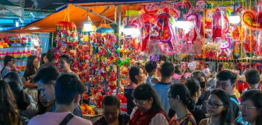 Ho Chi Minh şehri, Vietnam - 20 Ağustos 2022: İnsanlar fener sokaklarına alışverişe geliyor ve sonbahar ortası festivali için Cho Lon, Çin Mahallesi, Vietnam 'da fotoğraf çekiyor