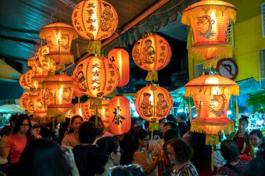 Ho Chi Minh şehri, Vietnam - 20 Ağustos 2022: İnsanlar fener sokaklarına alışverişe geliyor ve sonbahar ortası festivali için Cho Lon, Çin Mahallesi, Vietnam 'da fotoğraf çekiyor