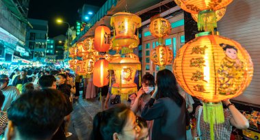 Ho Chi Minh şehri, Vietnam - 20 Ağustos 2022: İnsanlar fener sokaklarına alışverişe geliyor ve sonbahar ortası festivali için Cho Lon, Çin Mahallesi, Vietnam 'da fotoğraf çekiyor