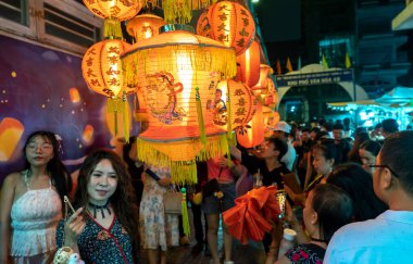 Ho Chi Minh şehri, Vietnam - 20 Ağustos 2022: İnsanlar fener sokaklarına alışverişe geliyor ve sonbahar ortası festivali için Cho Lon, Çin Mahallesi, Vietnam 'da fotoğraf çekiyor