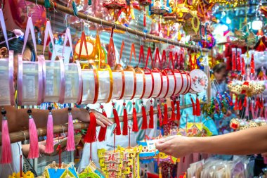 Ho Chi Minh Şehri, Vietnam - 22 Eylül 2023: Cho Lon (Çin Mahallesi) 'nde düzenlenen Sonbahar Festivali sırasında fener pazarında ticaret sahnesi