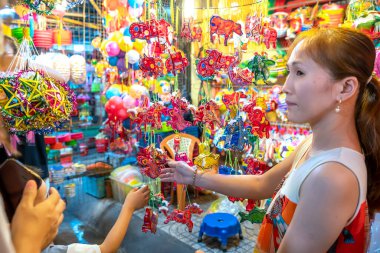 Ho Chi Minh Şehri, Vietnam - 22 Eylül 2023: Cho Lon (Çin Mahallesi) civarındaki fener sokakları dükkan ile dolup taşıyor renkli fenerler satıyor, insanlar ziyarete geliyor ve fotoğraf çekiyor