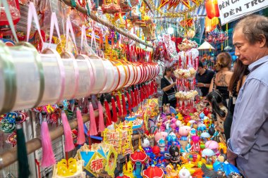 Ho Chi Minh Şehri, Vietnam - 22 Eylül 2023: Cho Lon (Çin Mahallesi) civarındaki fener sokakları dükkan ile dolup taşıyor renkli fenerler satıyor, insanlar ziyarete geliyor ve fotoğraf çekiyor