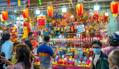 Ho Chi Minh Şehri, Vietnam - 22 Eylül 2023: Cho Lon (Çin Mahallesi) civarındaki fener sokakları dükkan ile dolup taşıyor renkli fenerler satıyor, insanlar ziyarete geliyor ve fotoğraf çekiyor