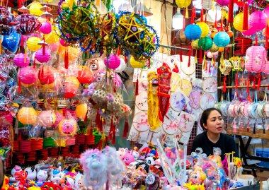Ho Chi Minh Şehri, Vietnam - 22 Eylül 2023: Cho Lon (Çin Mahallesi) civarındaki fener sokakları dükkan ile dolup taşıyor renkli fenerler satıyor, insanlar ziyarete geliyor ve fotoğraf çekiyor
