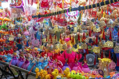 Ho Chi Minh Şehri, Vietnam - 22 Eylül 2023: Cho Lon (Çin Mahallesi) civarındaki fener sokakları dükkan ile dolup taşıyor renkli fenerler satıyor, insanlar ziyarete geliyor ve fotoğraf çekiyor