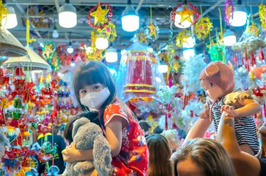 Ho Chi Minh City, Vietnam - 22 Eylül 2023: İnsanlar sonbahar ortası festivaline Cho Lon, Çin Mahallesi, Vietnam 'da fotoğraf çekmek için fenerlerin olduğu sokağa geliyorlar.