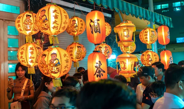 2022年8月20日 越南胡志明市 人们来到越南唐人街的灯笼街购物 拍照庆祝中秋节 — 图库照片