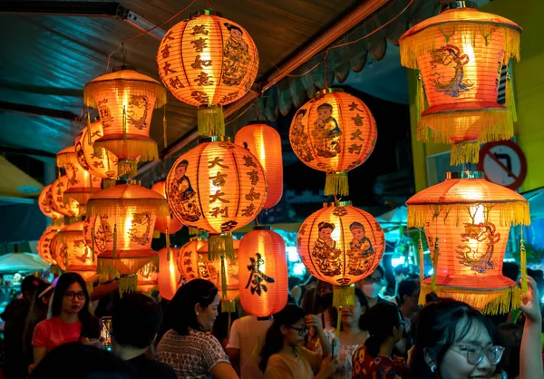 2022年8月20日 越南胡志明市 人们来到越南唐人街的灯笼街购物 拍照庆祝中秋节 — 图库照片