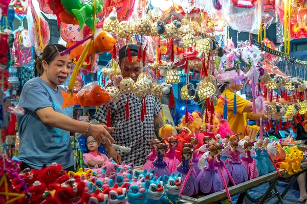 Ho Chi Minh Şehri, Vietnam - 22 Eylül 2023: Cho Lon (Çin Mahallesi) civarındaki fener sokakları dükkan ile dolup taşıyor renkli fenerler satıyor, insanlar ziyarete geliyor ve fotoğraf çekiyor