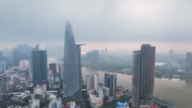 Geliştirme binaları, ulaşım ve enerji altyapısı olan bir Ho Chi Minh şehrinin havadan görüntüsü. Vietnam 'daki finans ve iş merkezleri.