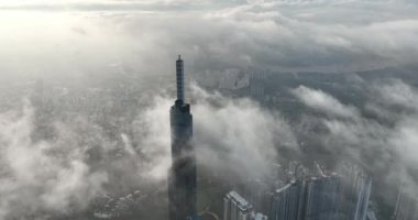 Sisli bir kış gününde Ho Chi Minh şehrinin en yüksek gökdeleninin hava manzarası. Ho Chi Minh Şehri, Vietnam 'da şehir manzarası